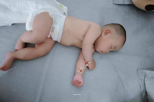 尉氏两个月宝宝肚子胀气